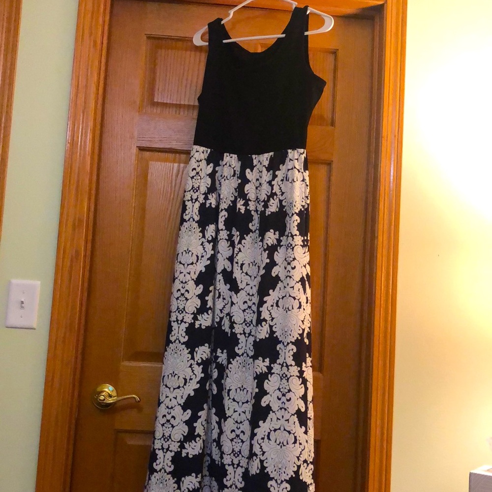 Black/white maxi dress